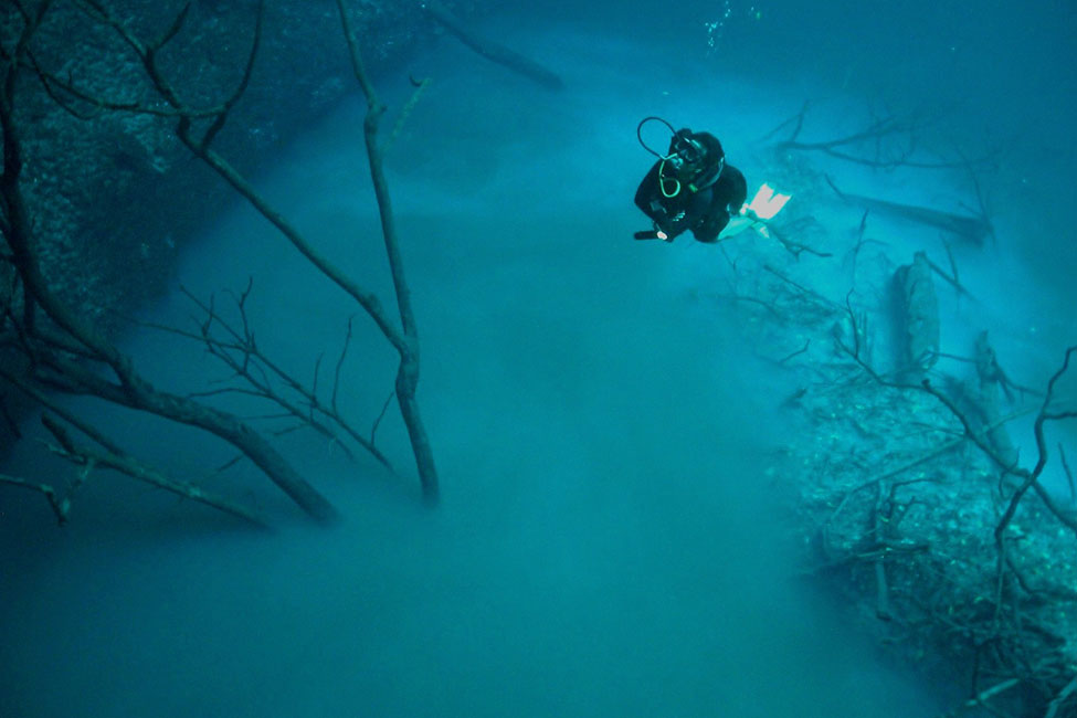 Explorando el cenote Angelita