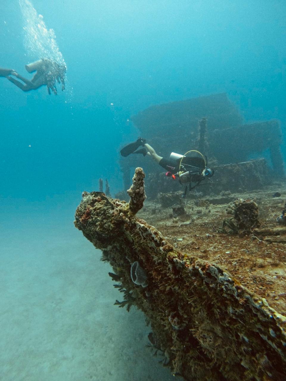 Buzo explorando la cubierta de barco hundido Puerto Morelos