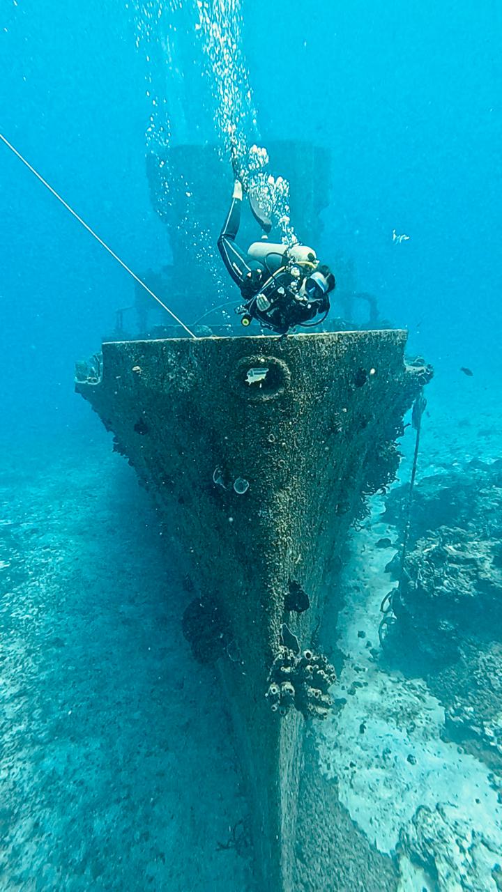 Buzo sobre la proa del barco hundido Cozumel