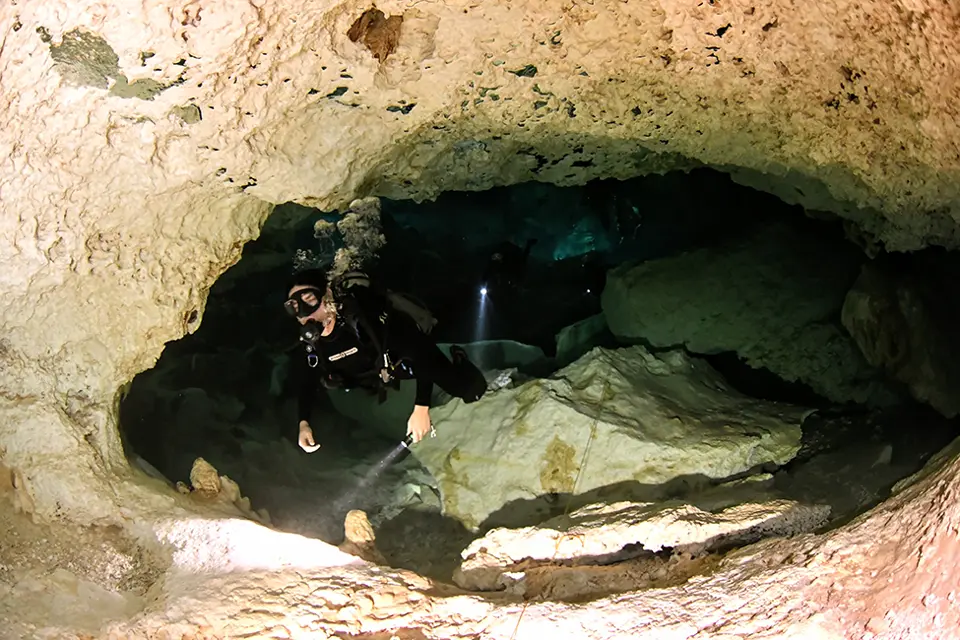 Buceo en el cenote Dos Ojos