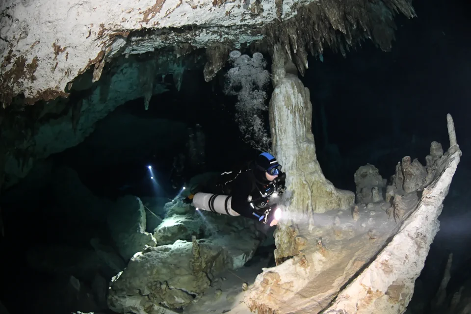 Guía de caverna experimentado en Dos Ojos