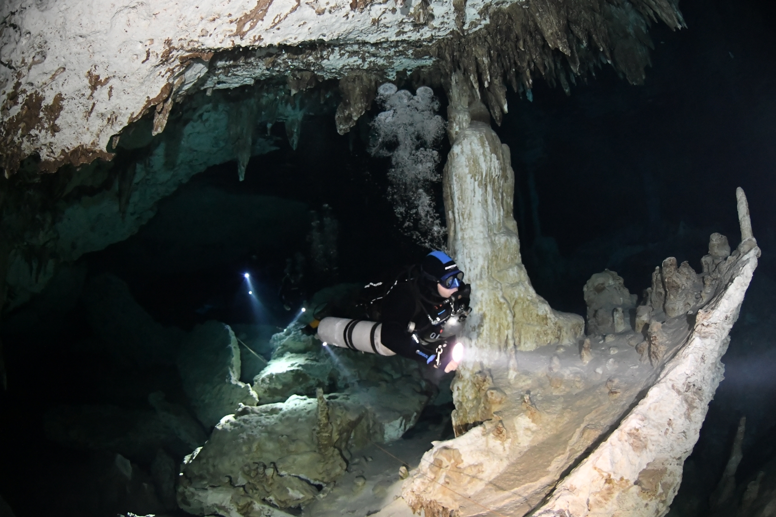 Guía de caverna experimentado en Dos Ojos