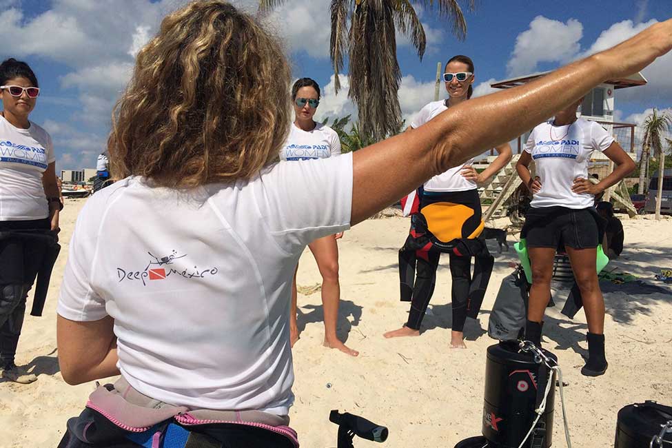 Briefing antes de bucear en Playa del Carmen
