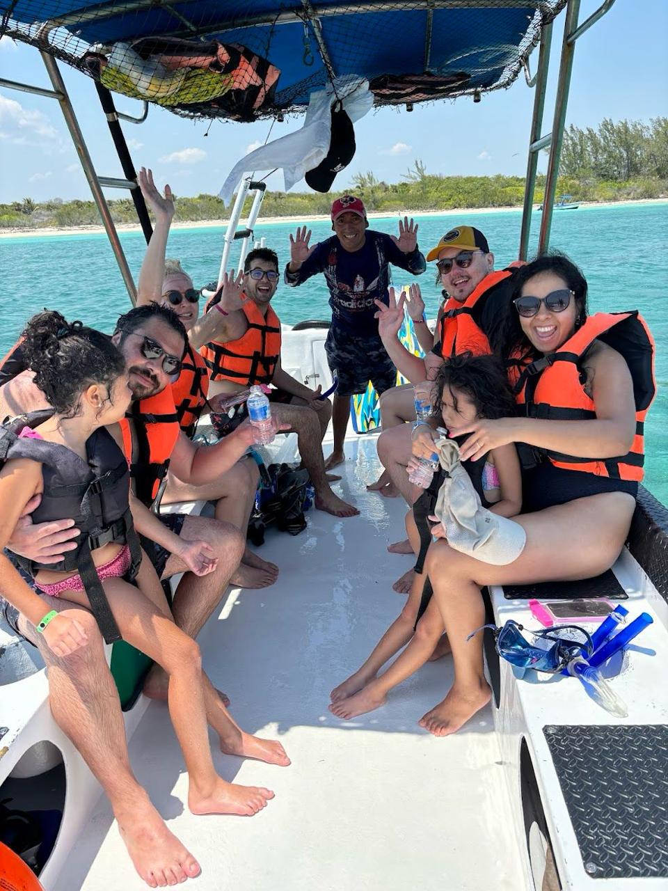Familia feliz disfrutando el tour de esnórquel