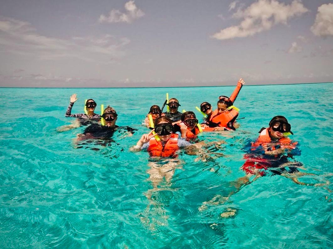 Grupo de esnórquel en arrecife del Caribe